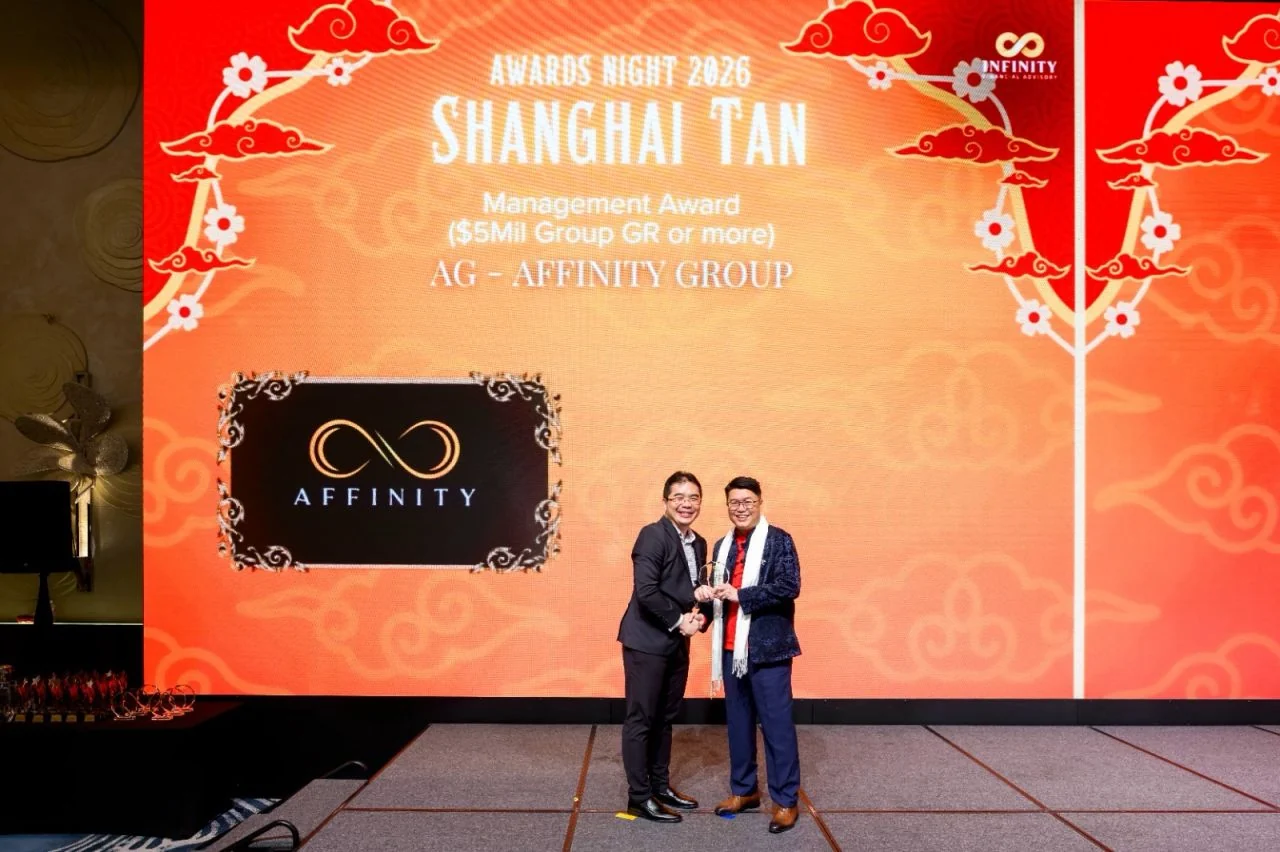Ng Jian Da receiving the Management Award ($5Mil+ Group GR) for AG-Affinity at Infinity Awards Night 2026